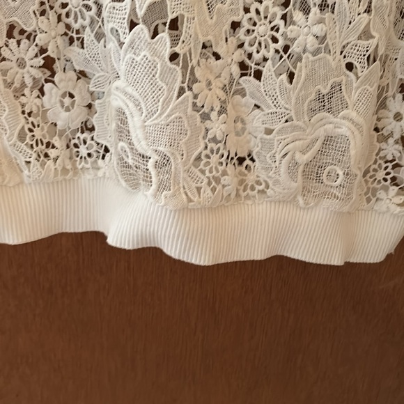 This top is beautiful, never worn. It’s O/S,22 in. across, 22in top to bottom - Picture 4 of 4